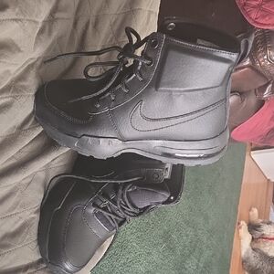 Black Nike High-Top Sneakers BOOTS